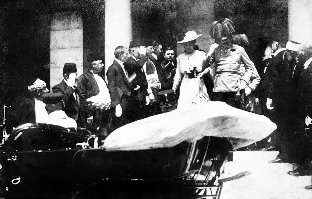 Erkehertug Franz Ferdinand utenfor rådhuset i Sarajevo få minutter før de fatale skuddene. 