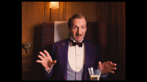 Ralph Fiennes som legendarisk concierge  i The Grand Budapest Hotel. Foto: 20th Century Fox.