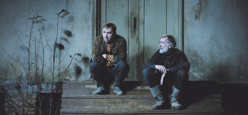 Pust i bakken. Ivo (Lembit Ulfsak, til høyre) og naboen Margus (Elmo Nüganen) benytter anledningen når de sårede kamphanene sover.