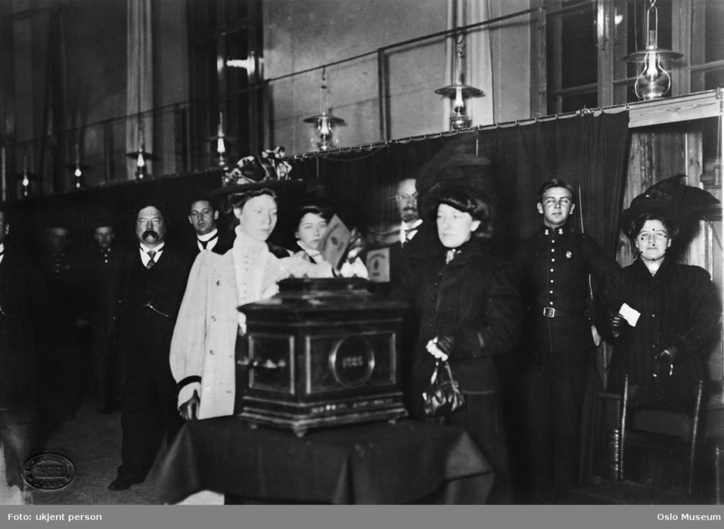 Første kvinne legger stemmeseddelen i urnen ved det norske kommunevalget i 1910. Foto: Ukjent / Oslo Museum.