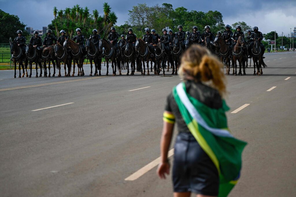 Ridende politi under fjerning av bolsonarist-leiren foran hærens hovedkvarter i Brasília 9. januar.