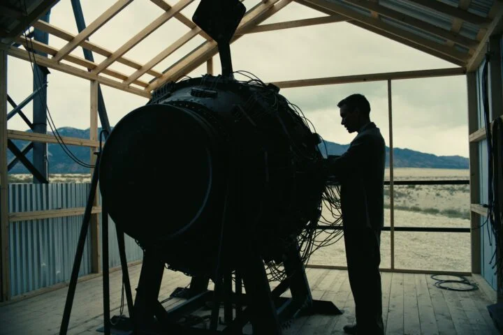 Illustrasjon fra filmen Oppenheimer, hvor hovedpersonen studerer en atombombe før en prøvesprengning.
