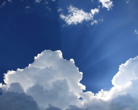 Illustrasjonsbilde av sky mot blå himmel.