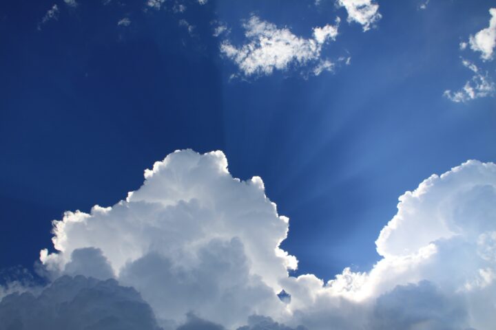 Illustrasjonsbilde av sky mot blå himmel.